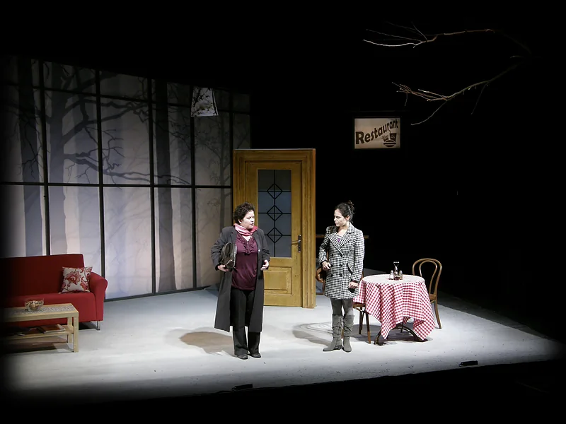 Glass Wall · Set design by Zeev Levy · Beit Lessin Theater 2011 · 4